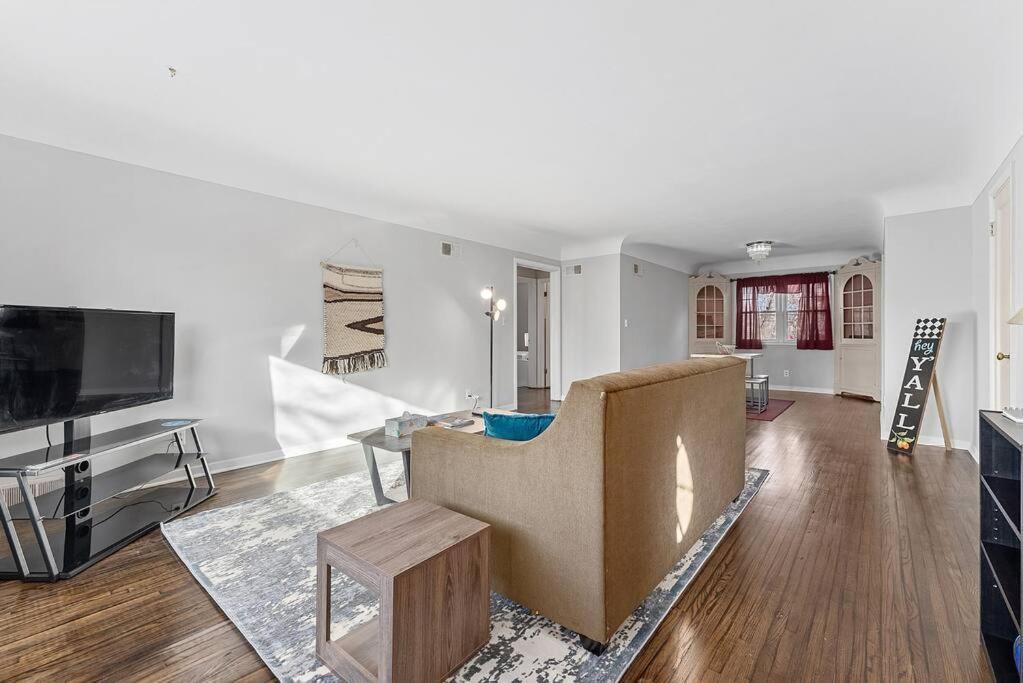 Entire Two Bedroom Unit Apartment *