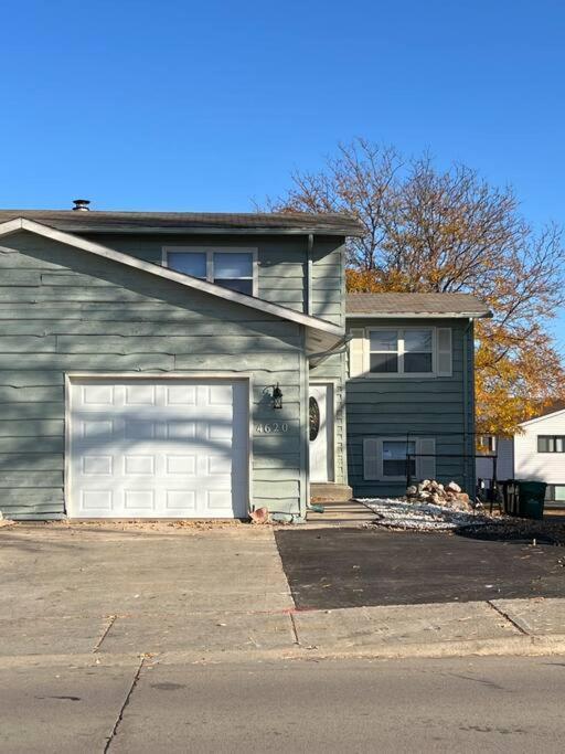 Charming 3-bedroom Historic In The Heart Of - Ideal Location! Holiday home Sioux Falls