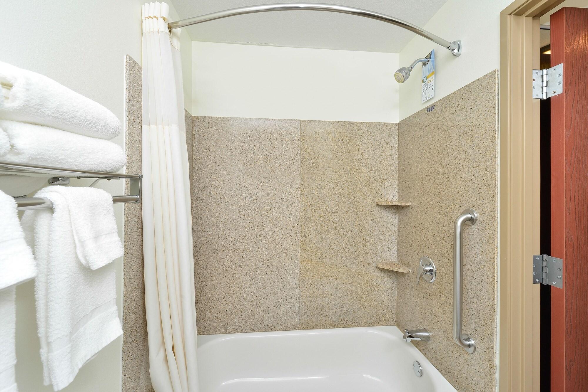 Clarion Pointe Airport Hotel 3*