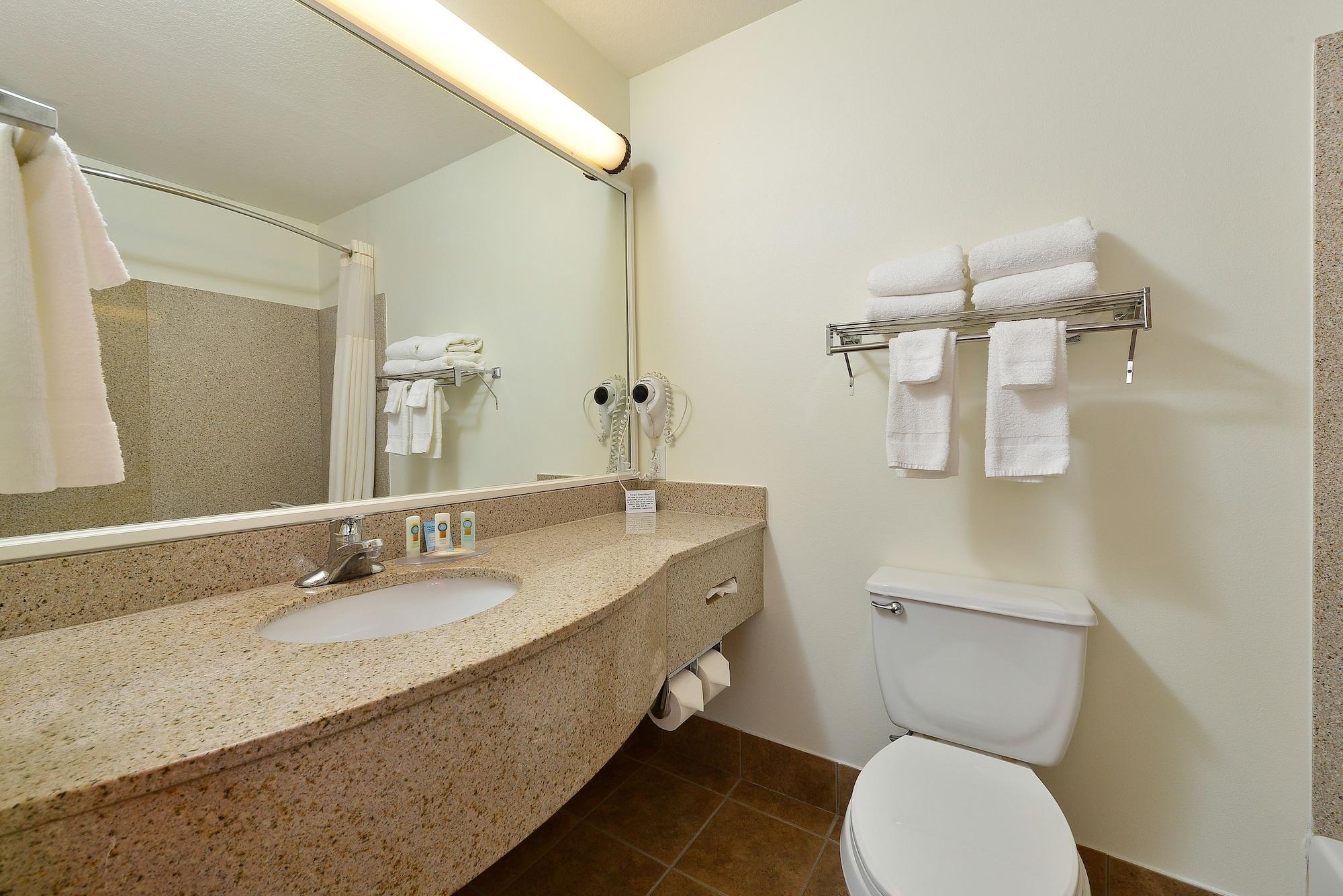 Clarion Pointe Airport Hotel 3*