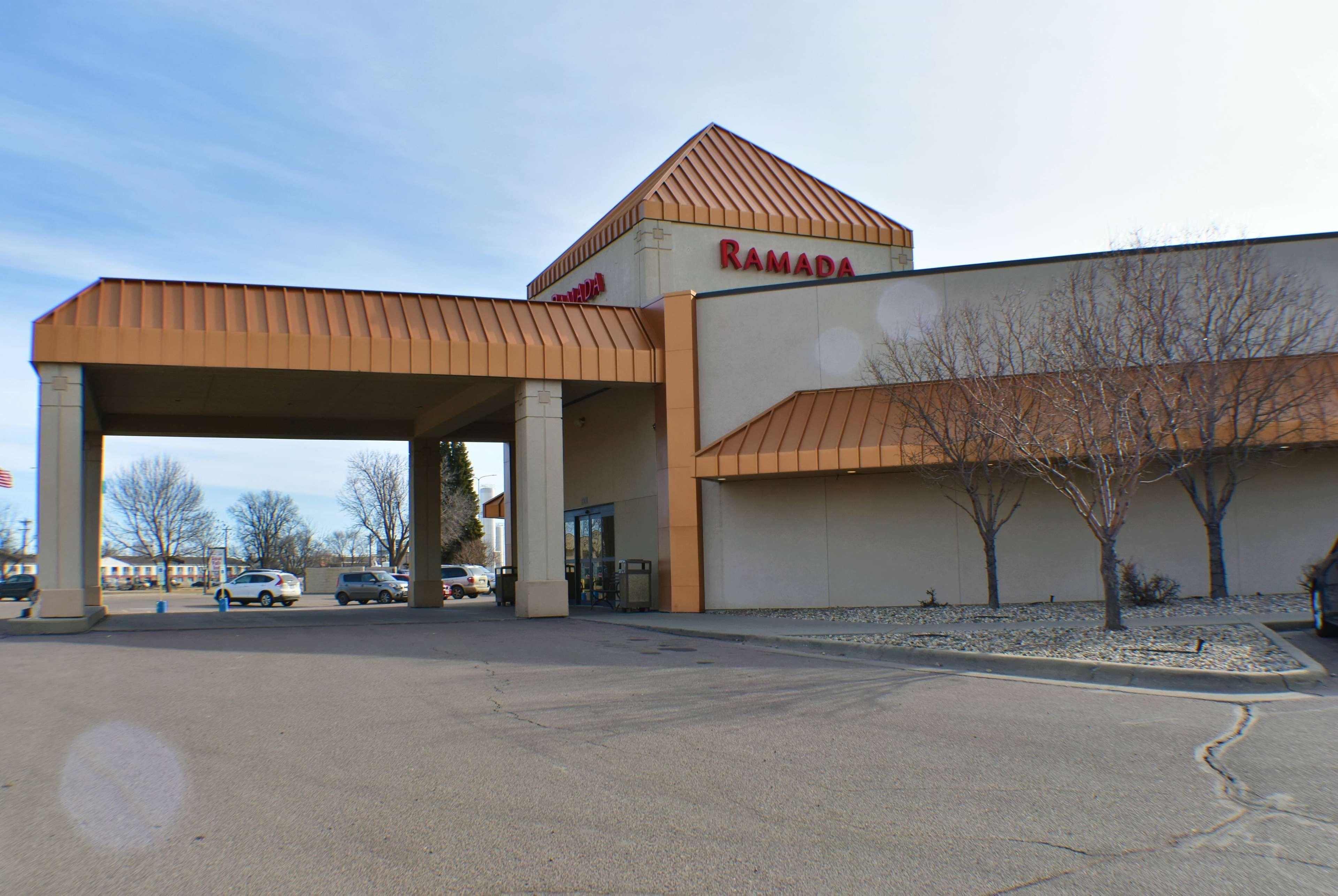 Ramada By Wyndham Airport - Waterpark & Event Center Hotel Sioux Falls