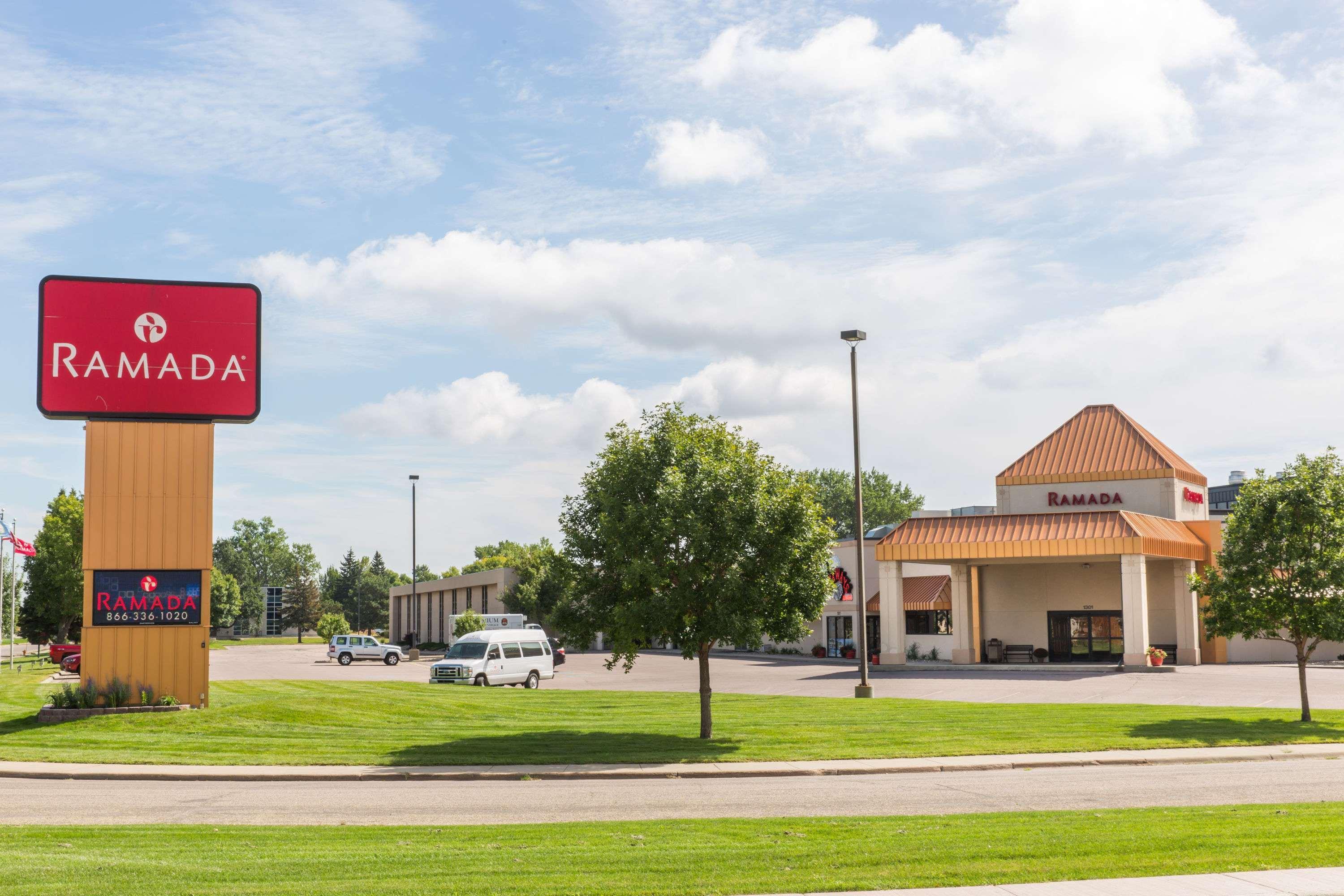 Ramada By Wyndham Airport - Waterpark & Event Center 3*