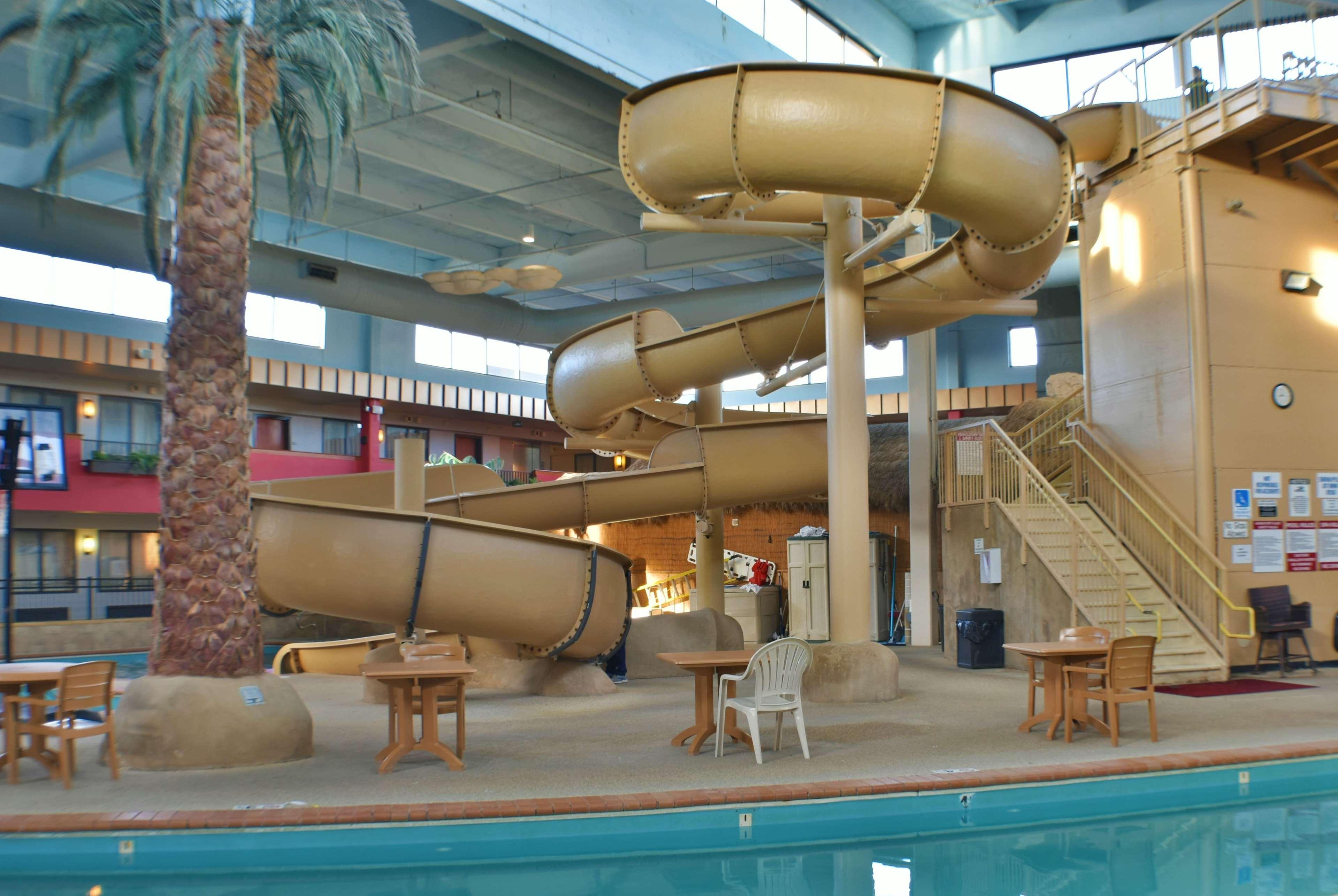 Ramada By Wyndham Airport - Waterpark & Event Center