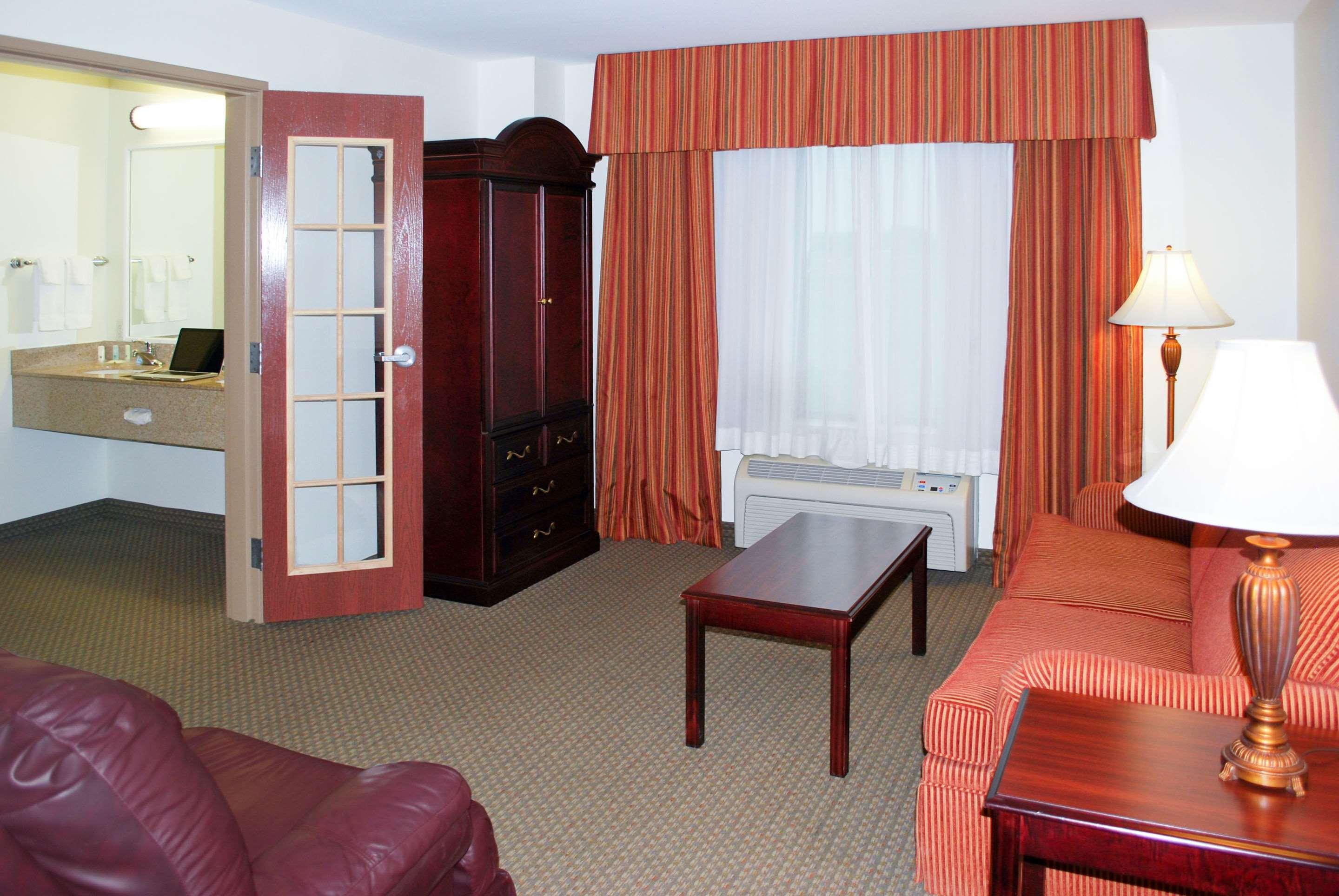 Clarion Pointe Airport Hotel