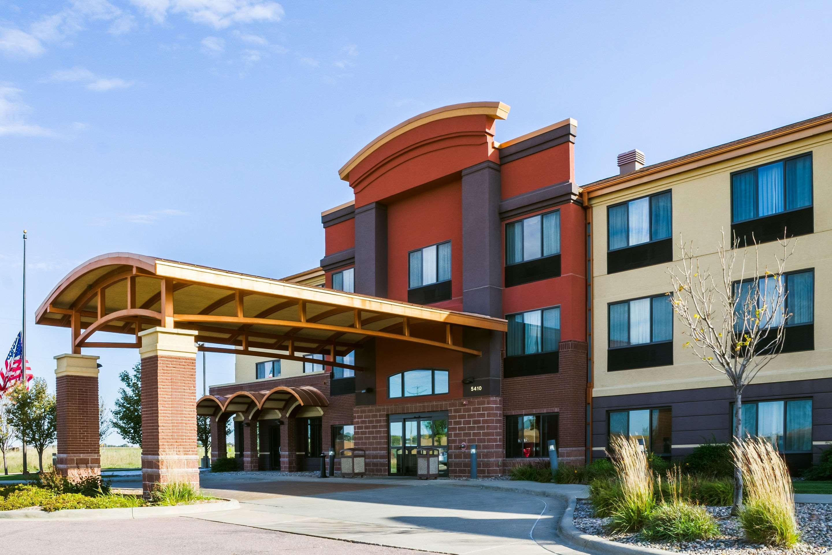 Clarion Pointe Airport 3*