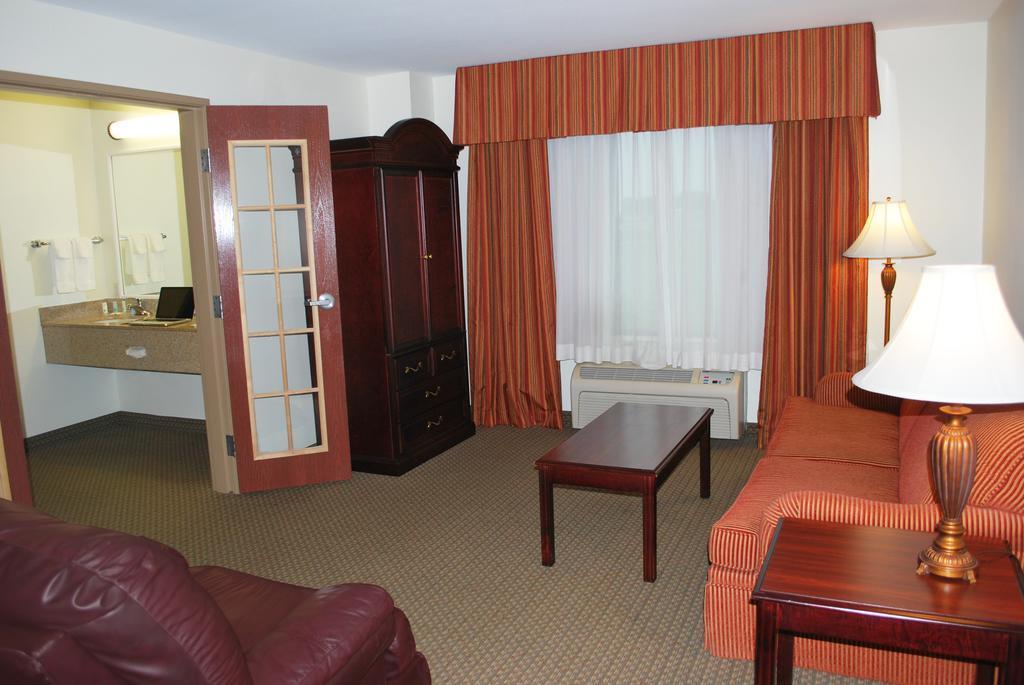 Hotel Clarion Pointe Airport