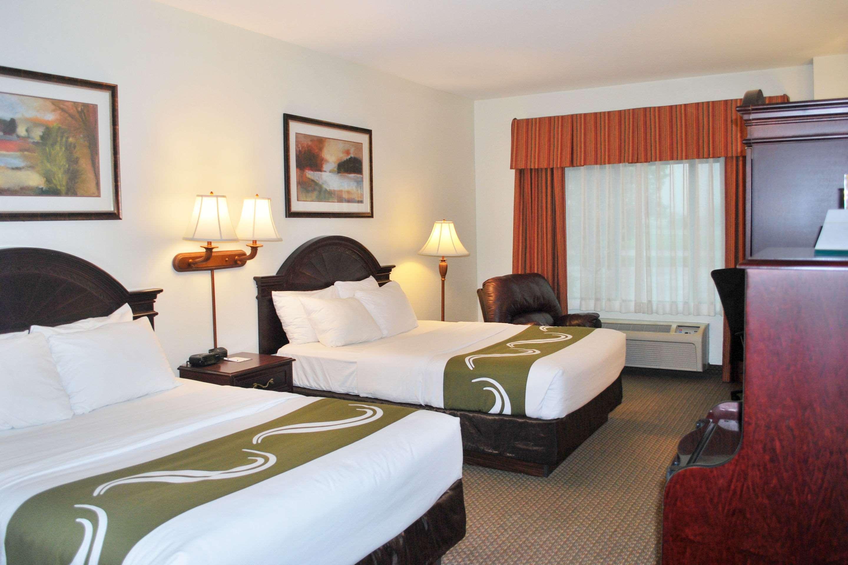 Clarion Pointe Airport 3*