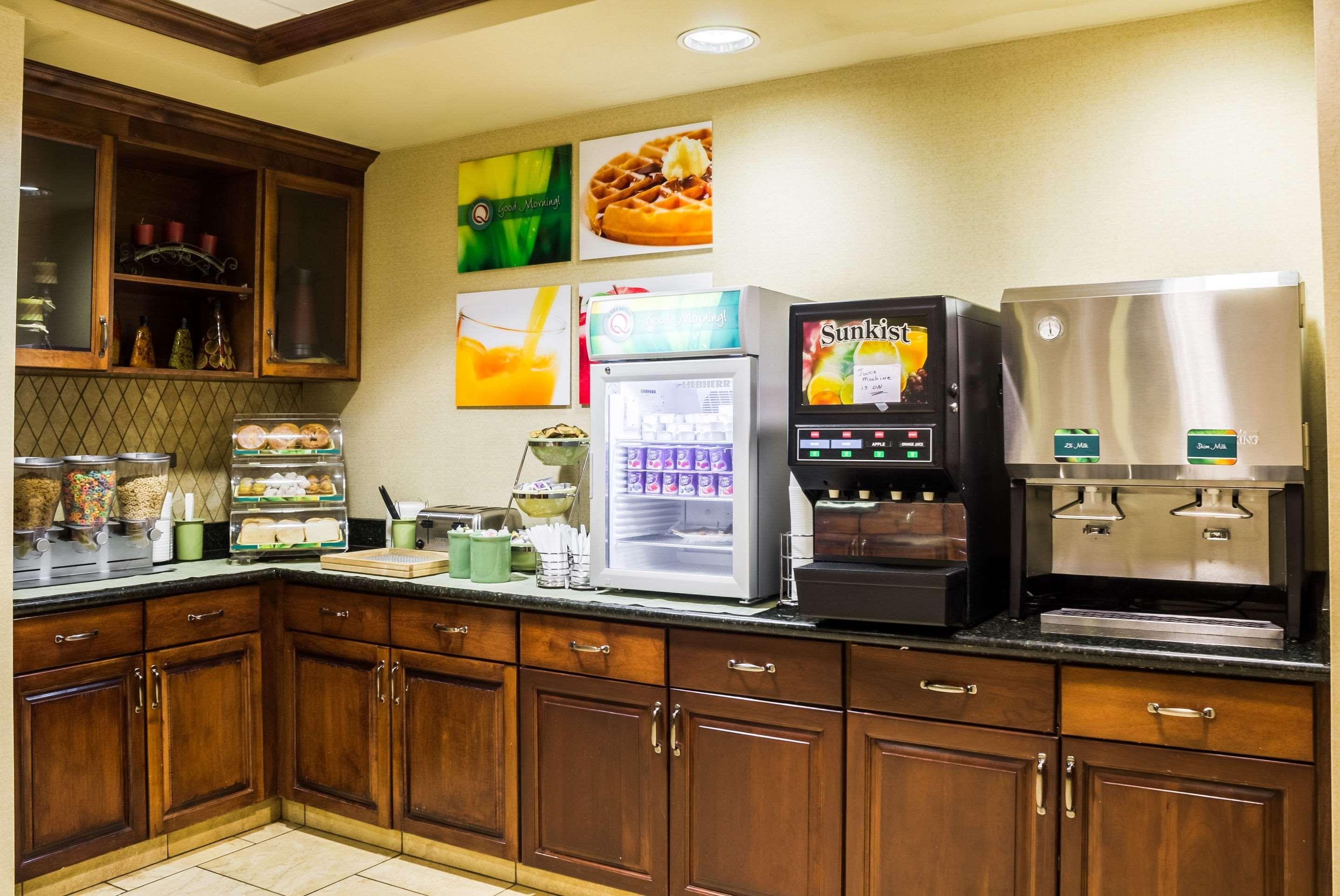 Hotel Clarion Pointe Airport 3*