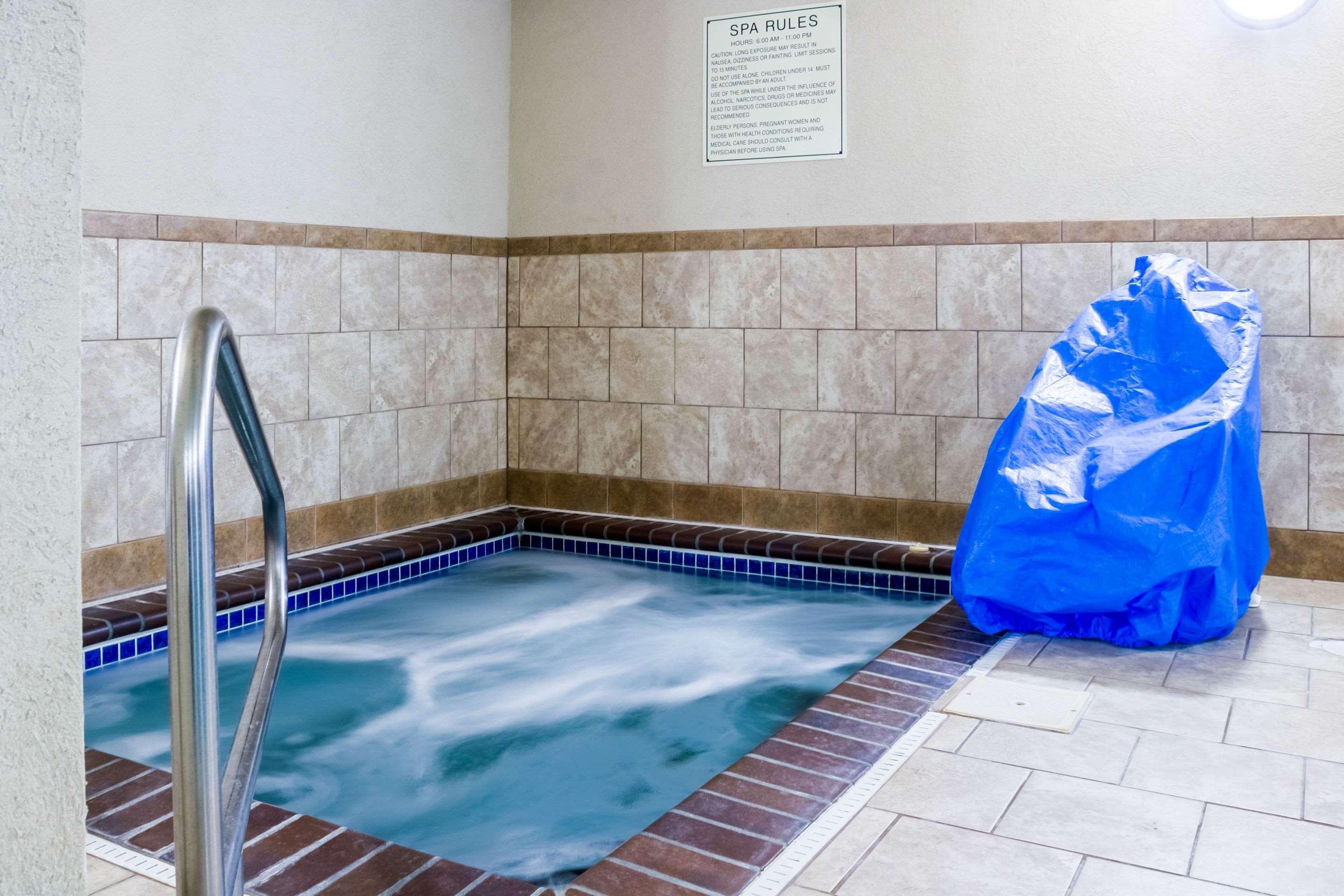 Clarion Pointe Airport Hotel 3*