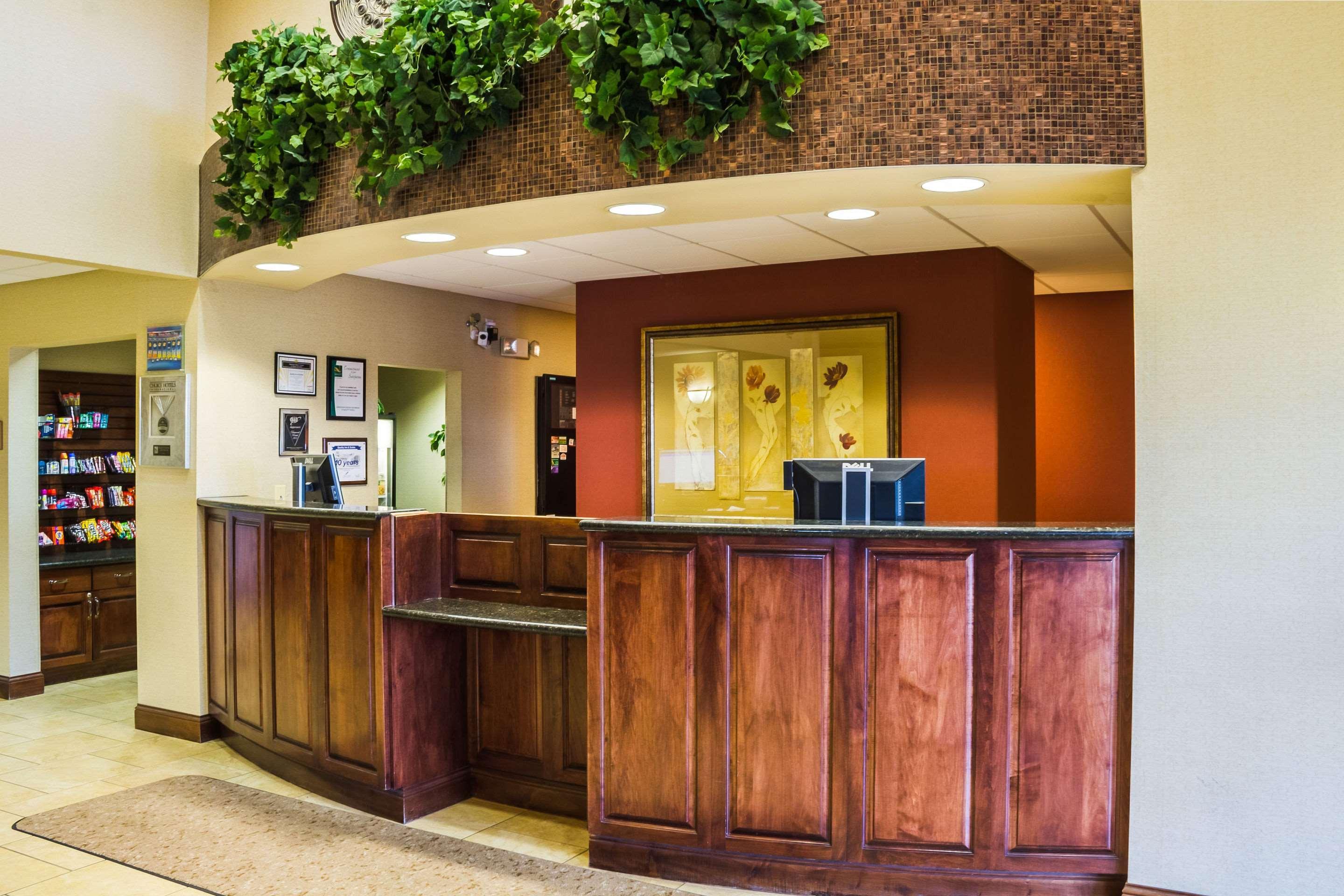Hotel Clarion Pointe Airport 3*