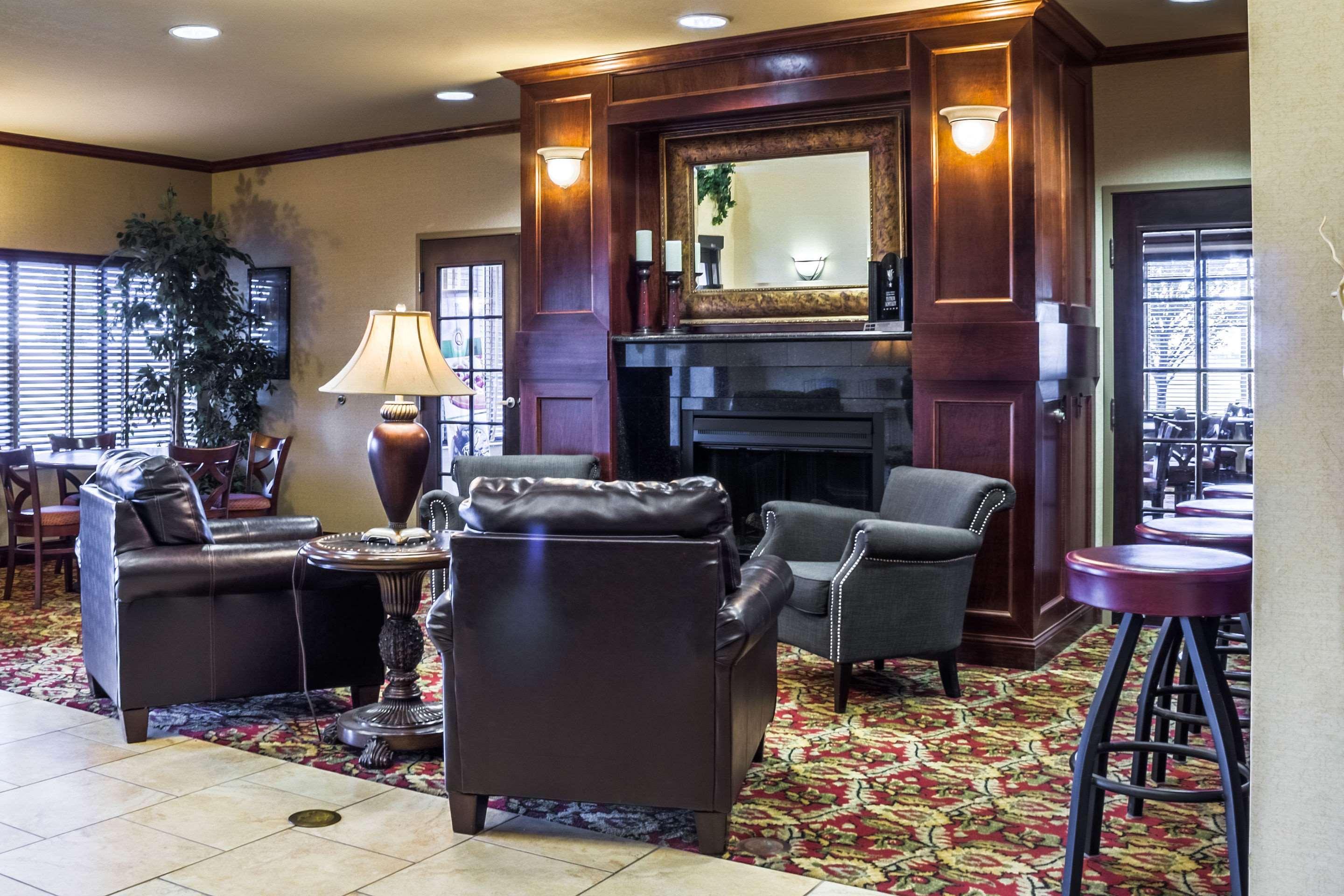 Clarion Pointe Airport Hotel 3*