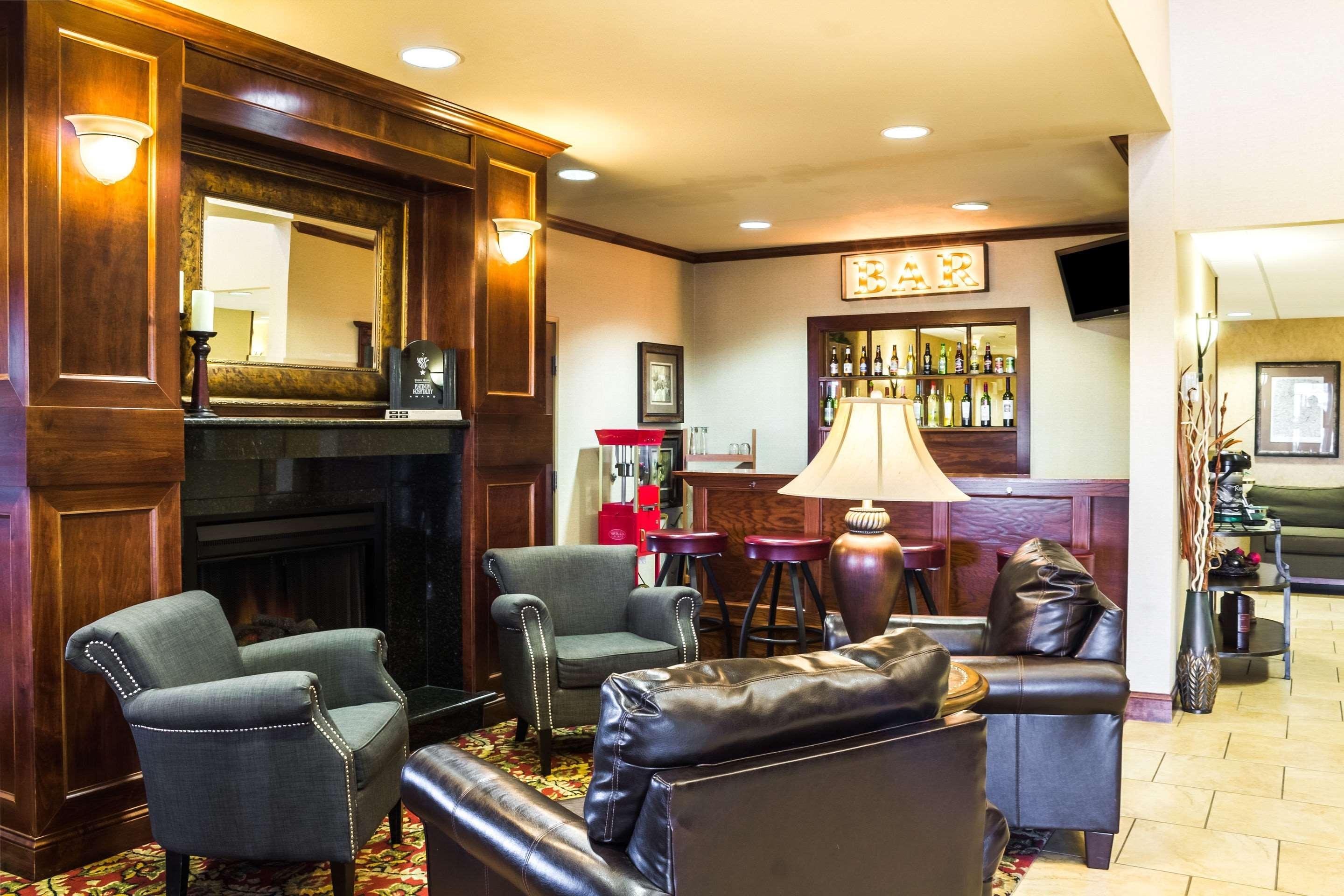 Hotel Clarion Pointe Airport 3*