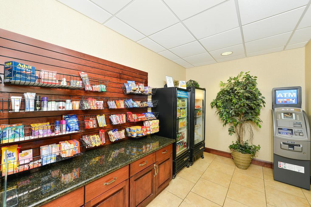 Clarion Pointe Airport Hotel 3*