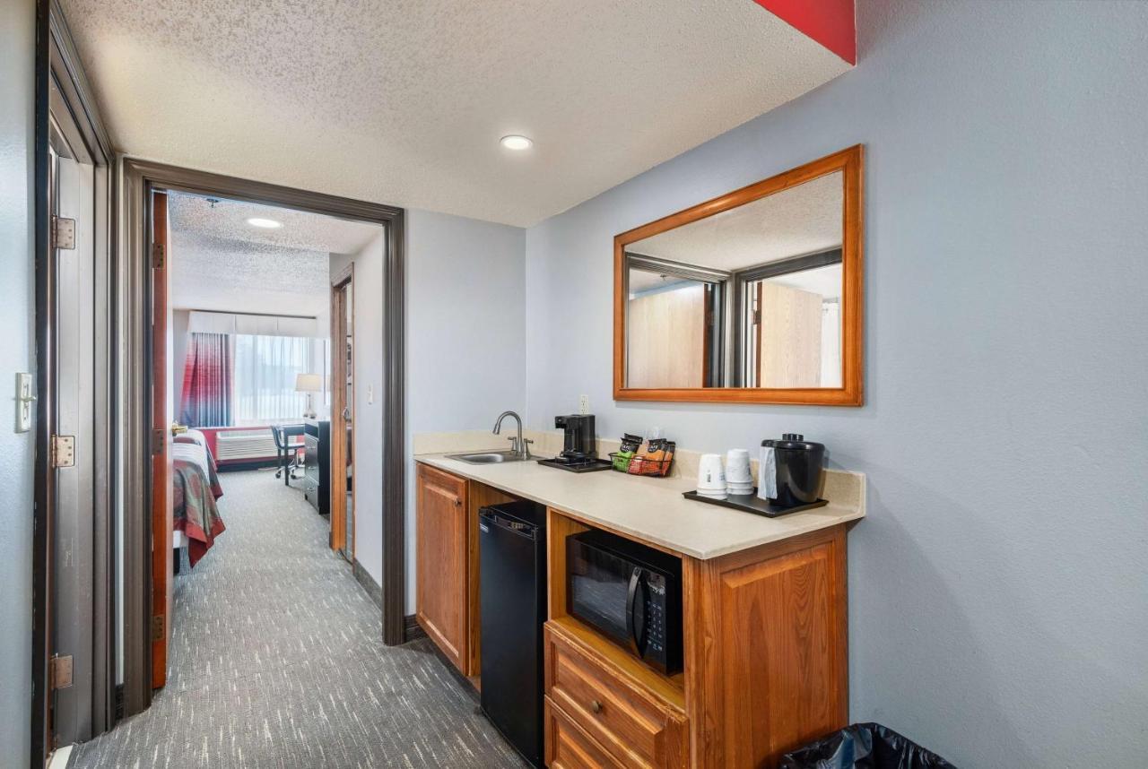 Ramada By Wyndham Airport - Waterpark & Event Center 3*