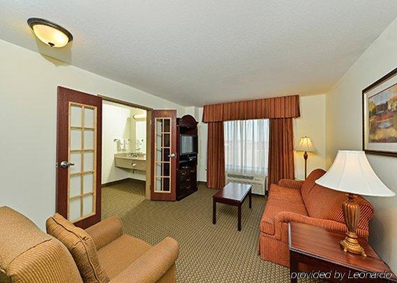 Clarion Pointe Airport Hotel