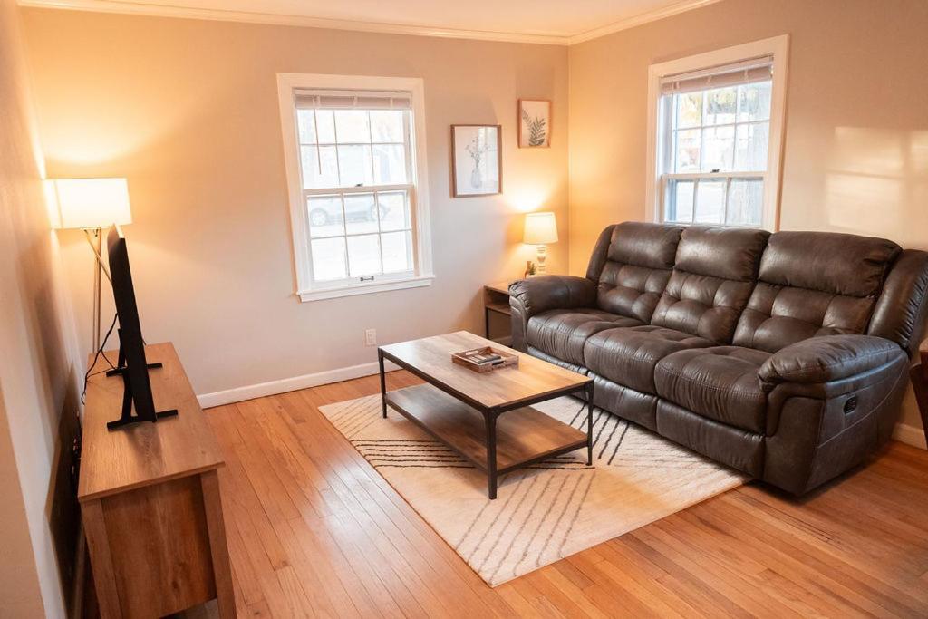 Cozy 2br Retreat Near Hospitals Holiday home *