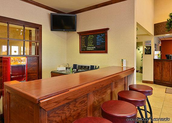 Clarion Pointe Airport Hotel 3*