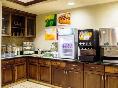 Hotel Clarion Pointe Airport 3*