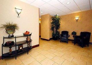 Hotel Clarion Pointe Airport