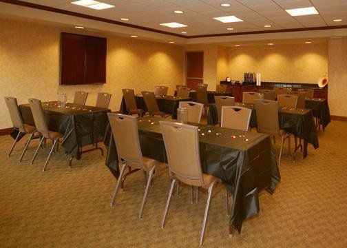 Clarion Pointe Airport 3*