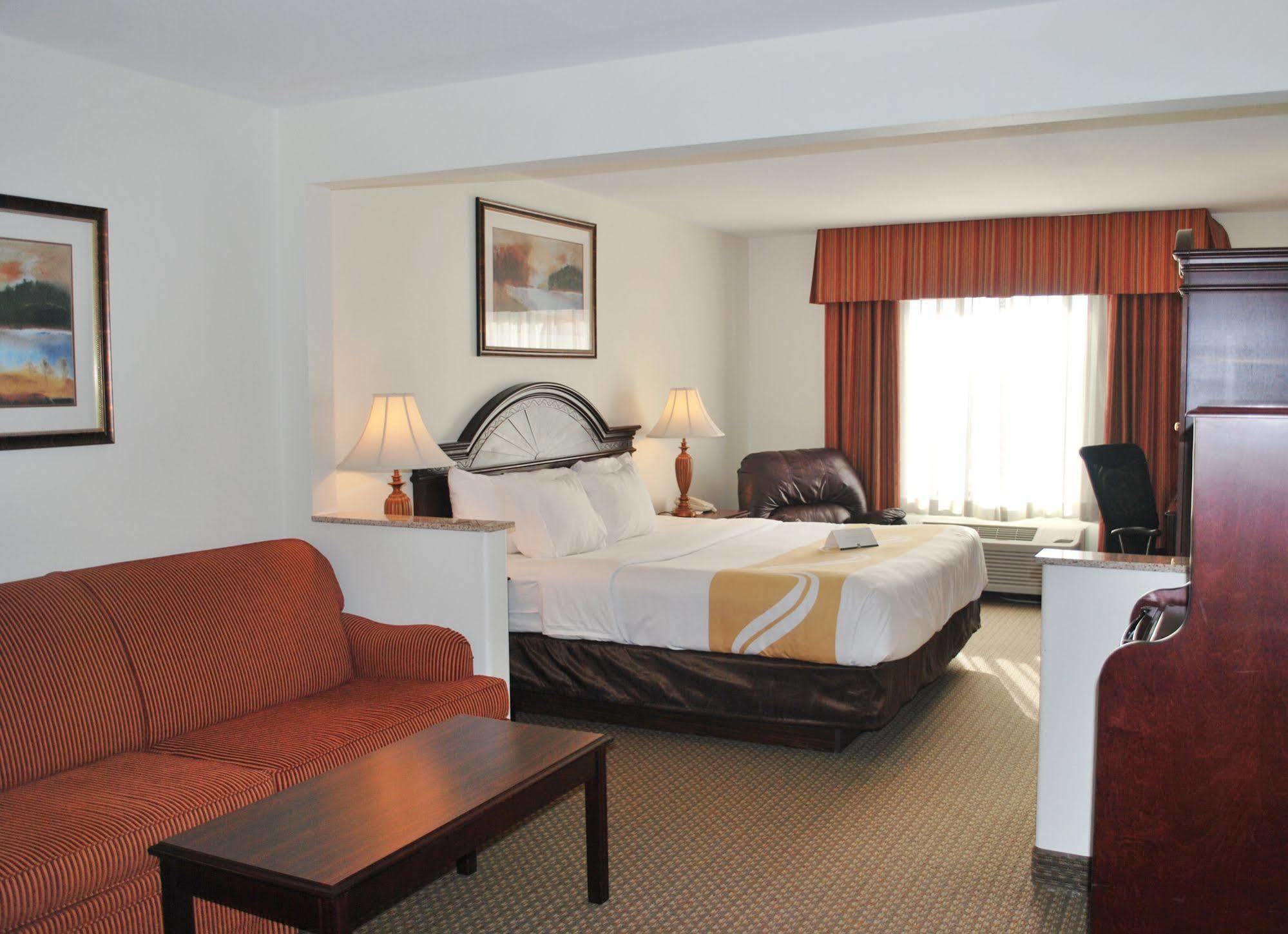 Hotel Clarion Pointe Airport 3*