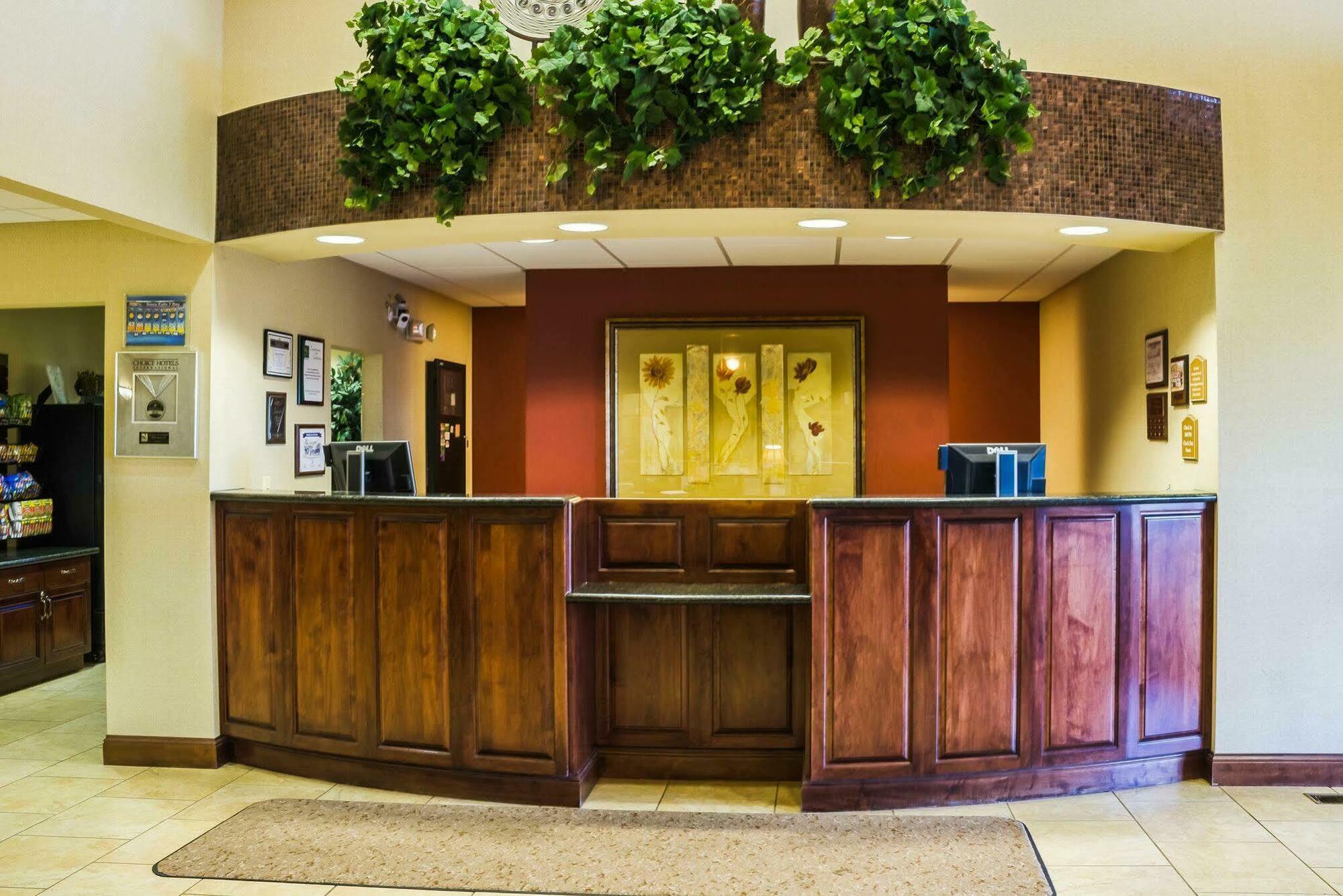 Clarion Pointe Airport 3*