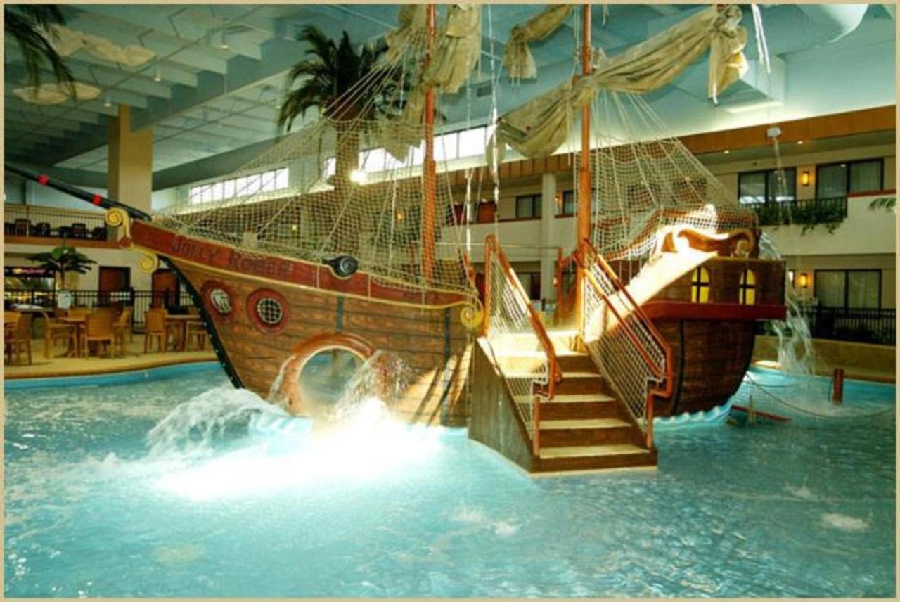 Ramada By Wyndham Airport - Waterpark & Event Center Hotel