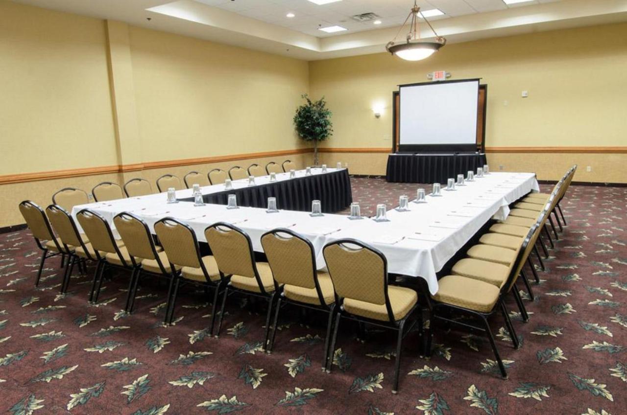 Ramada By Wyndham Airport - Waterpark & Event Center Hotel 3*