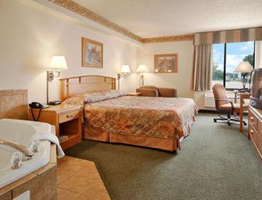 Ramada By Wyndham Airport - Waterpark & Event Center Hotel 3*